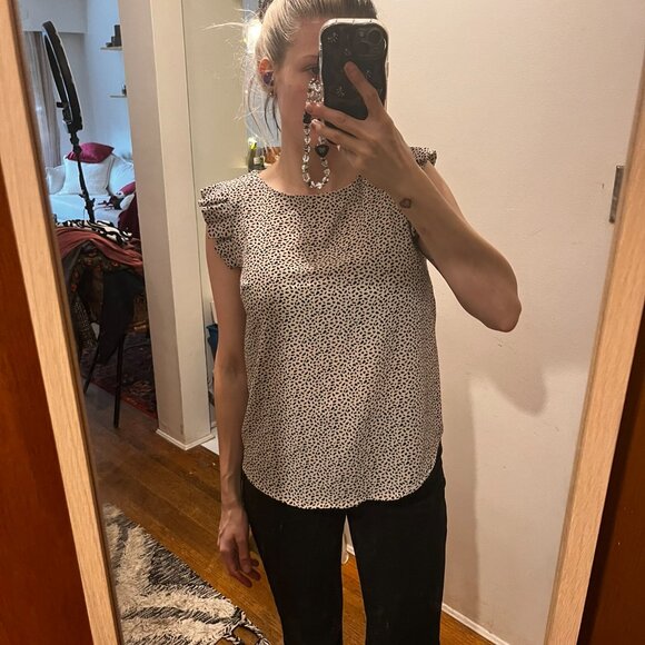 Short ruffle sleeved dotted top - Picture 2 of 4